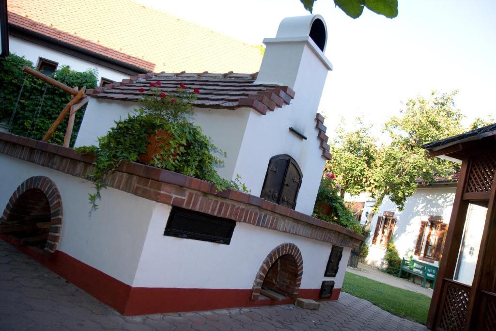 Fogado Az Oreg Preshez Hotel Mor Exterior photo